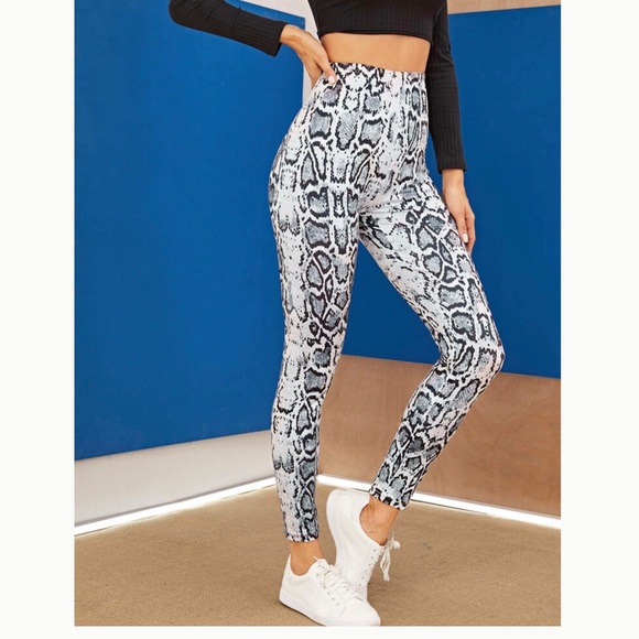 Prince Street Woman’s Snakeskin Print Leggings - Picture 5 of 5